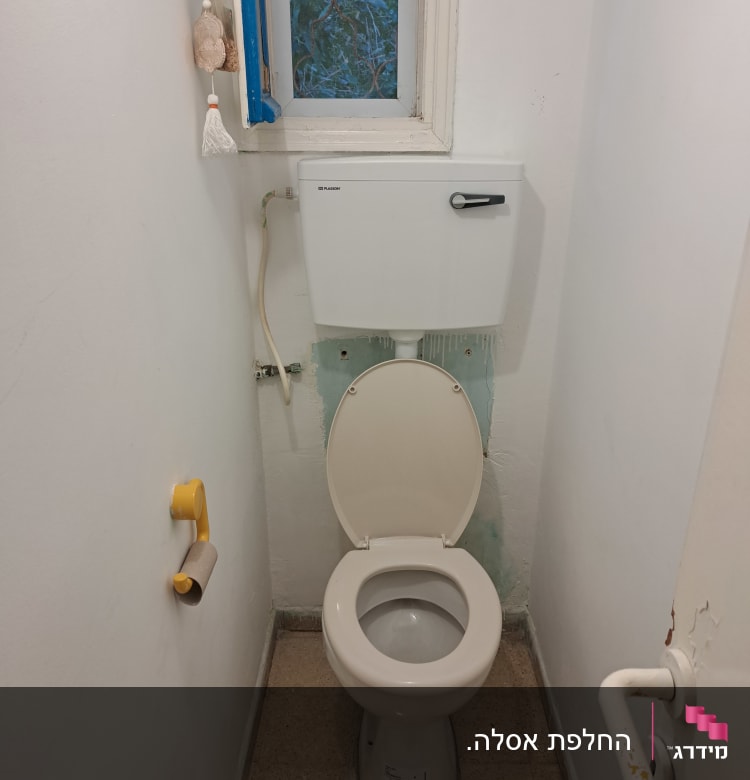 אסלה עם ניאגרה, צינור מים מחובר לקיר